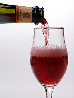 Lambrusco, frizzante, sfacciato, spiritoso, dalla sensuale spuma e color del fuoco. Profumato, un rosso meno importante ma che non se la prende, anzi dà. E' permaloso solo se non lo bevi, perde la sua vivacità.... si spegne. E noi per non offenderlo....